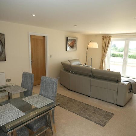 Lovely Two Bedroom Bungalow With Hot Tub Yeovil Luaran gambar