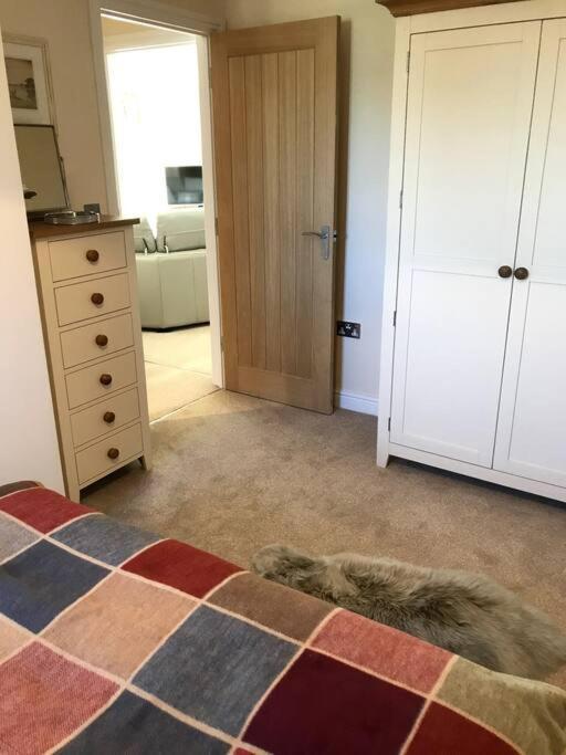 Lovely Two Bedroom Bungalow With Hot Tub Yeovil Luaran gambar