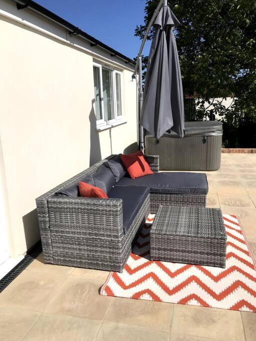 Lovely Two Bedroom Bungalow With Hot Tub Yeovil Luaran gambar