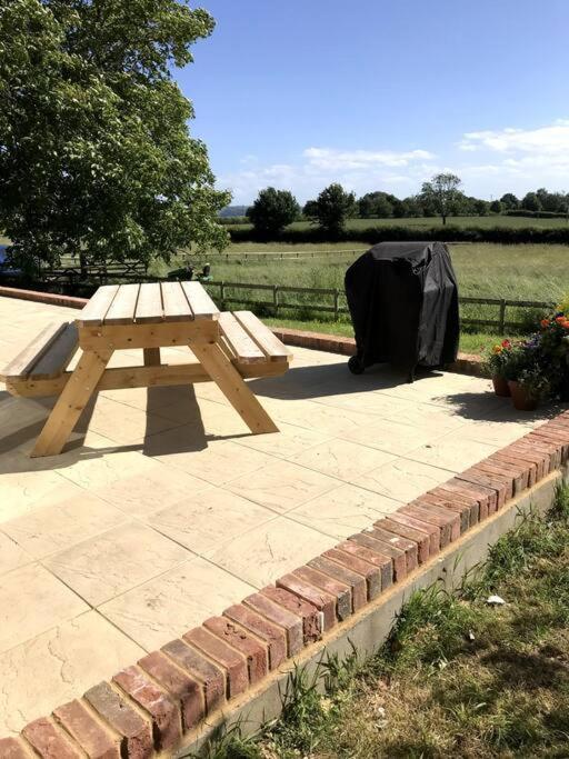 Lovely Two Bedroom Bungalow With Hot Tub Yeovil Luaran gambar