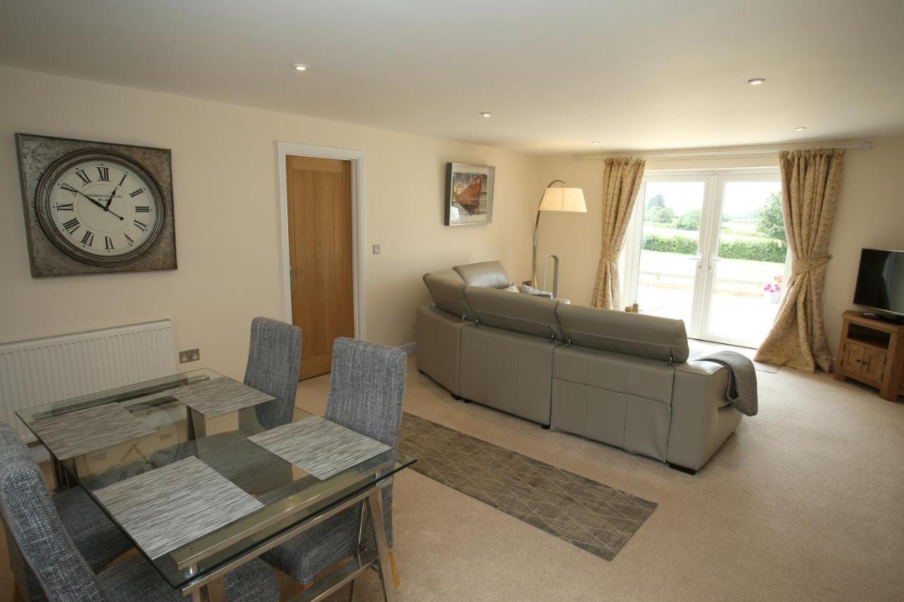 Lovely Two Bedroom Bungalow With Hot Tub Yeovil Luaran gambar