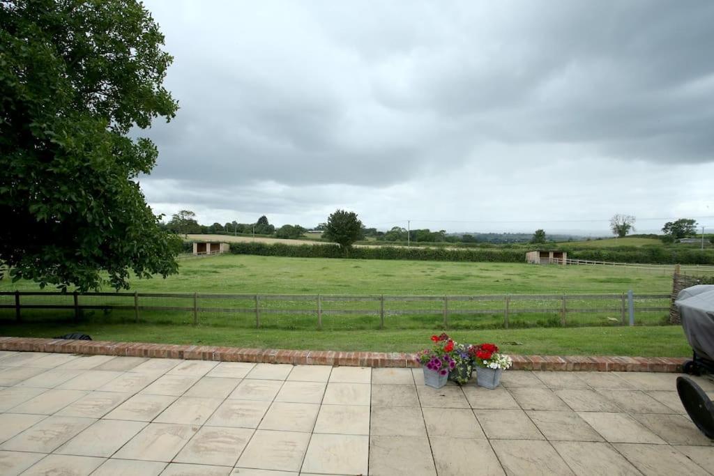 Lovely Two Bedroom Bungalow With Hot Tub Yeovil Luaran gambar