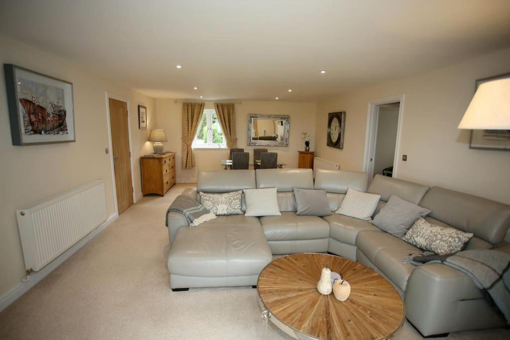 Lovely Two Bedroom Bungalow With Hot Tub Yeovil Luaran gambar