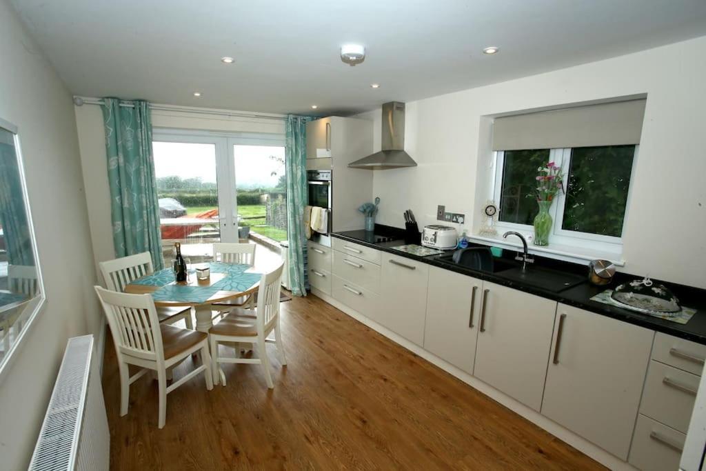 Lovely Two Bedroom Bungalow With Hot Tub Yeovil Luaran gambar