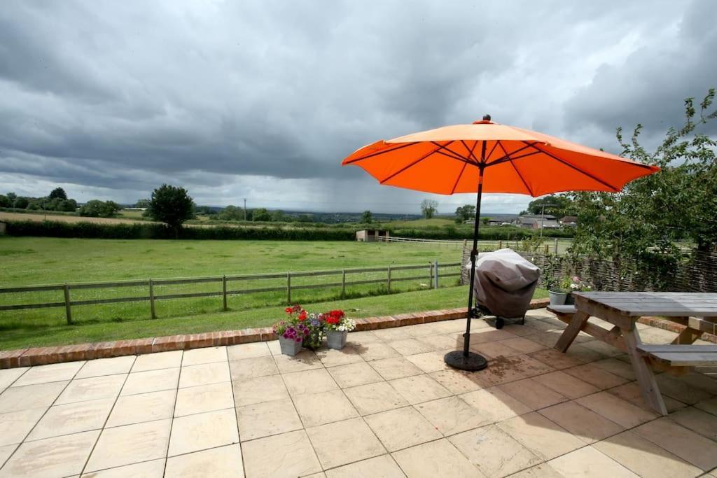 Lovely Two Bedroom Bungalow With Hot Tub Yeovil Luaran gambar