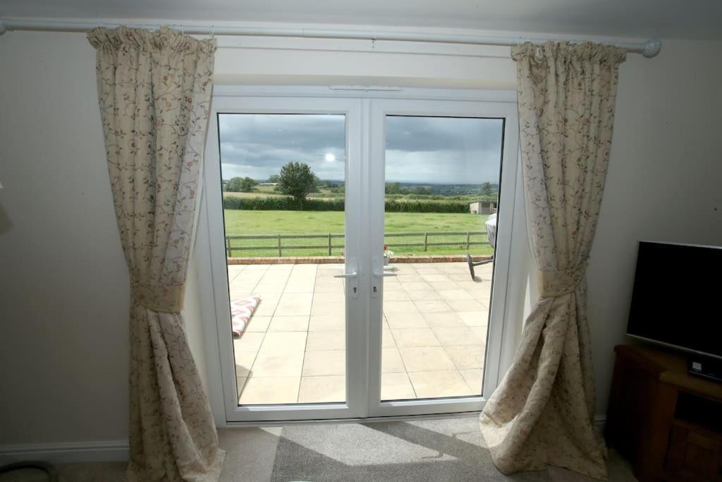 Lovely Two Bedroom Bungalow With Hot Tub Yeovil Luaran gambar