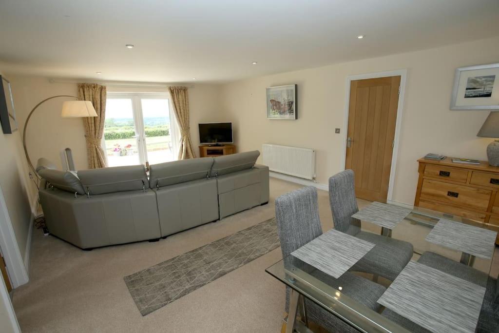 Lovely Two Bedroom Bungalow With Hot Tub Yeovil Luaran gambar