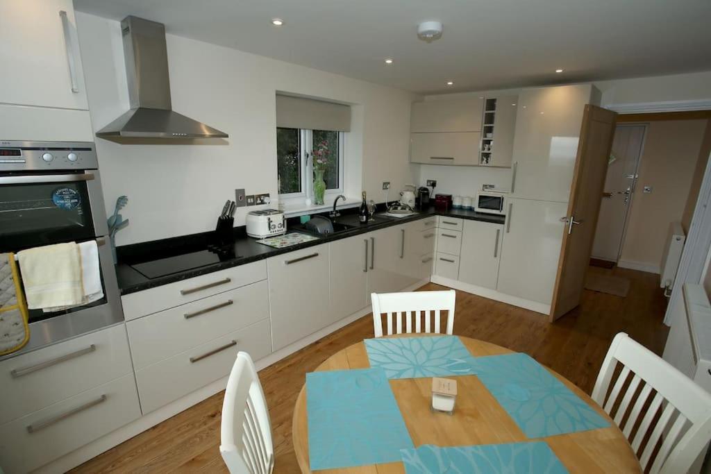 Lovely Two Bedroom Bungalow With Hot Tub Yeovil Luaran gambar